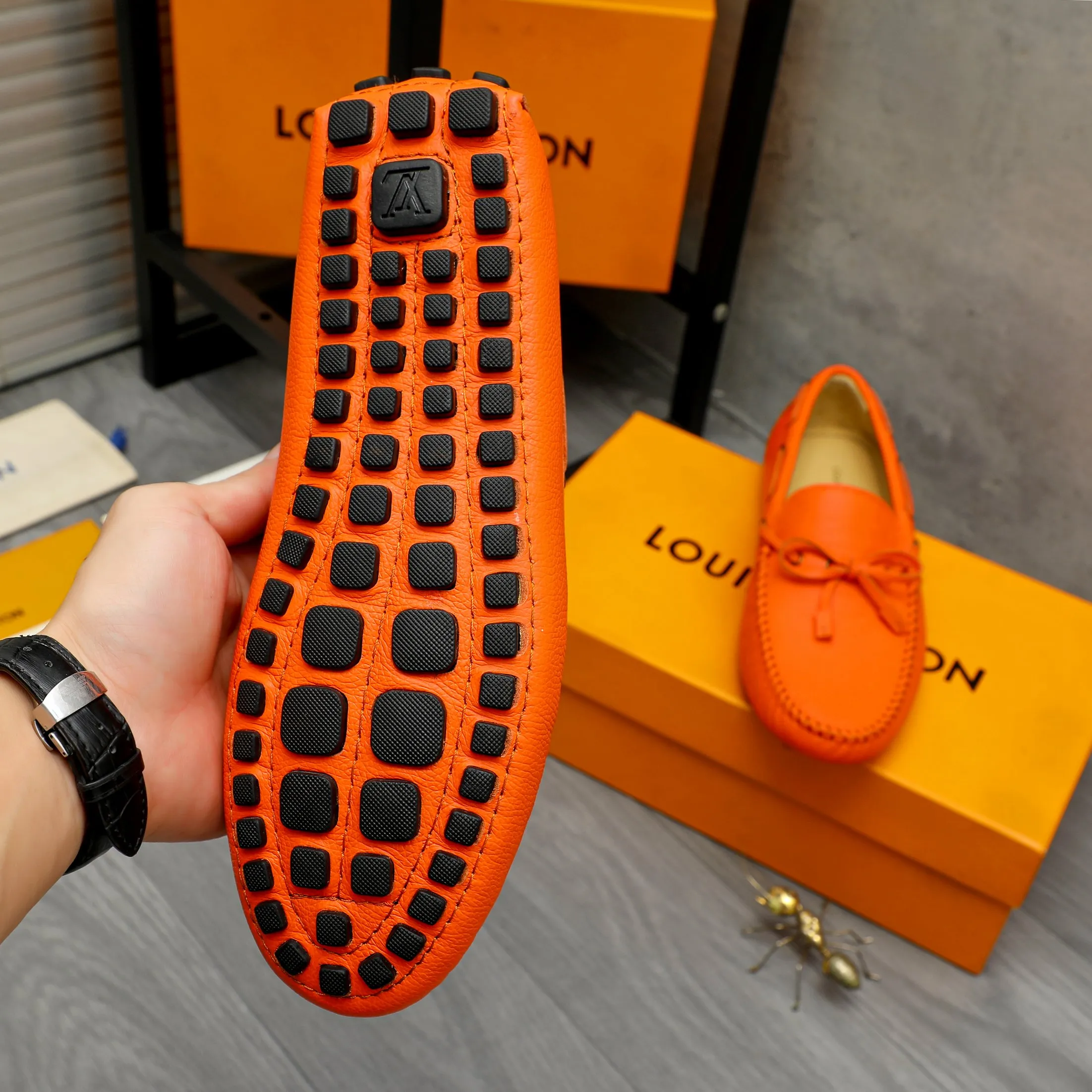 Men's shoes 💰420 Product trademark: LV "Louis Vuitton" casual slip-on shoes Regular size: 38-46 (45.46 custom-made, non-returnable) Product materials: Selected pebbled cowhide upper, sheepskin lining, original bean outsole